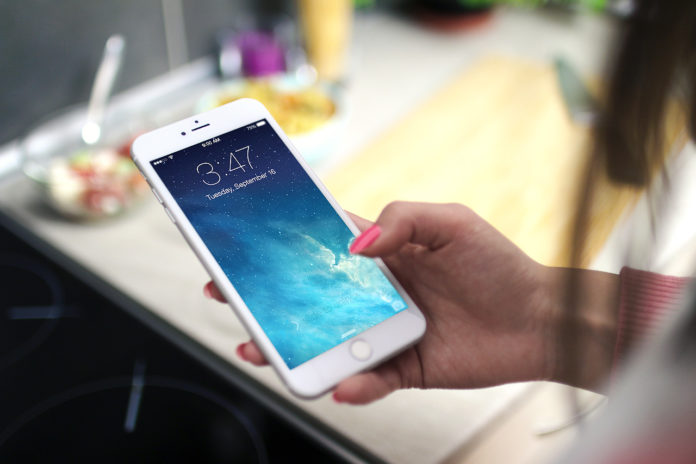 person-woman-hand-space Beli iPhone 6