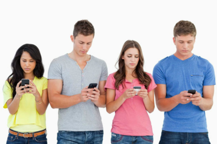 Remaja Terlalu Banyak Pakai Smartphone
