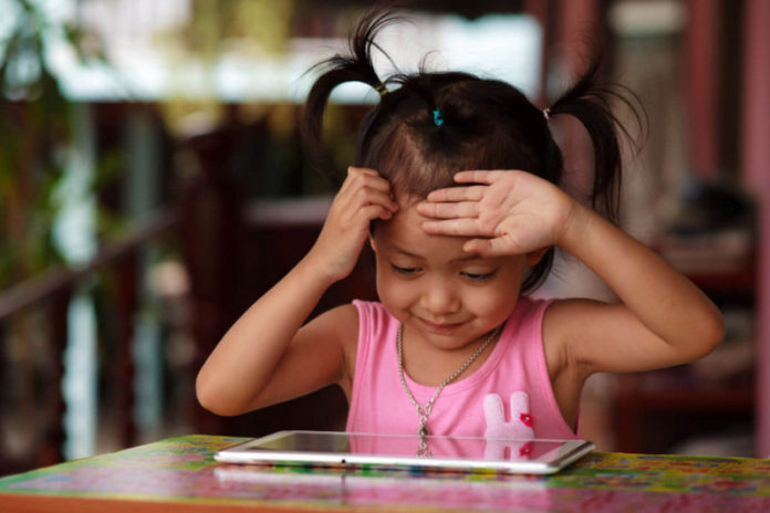 Anak main game di gadget