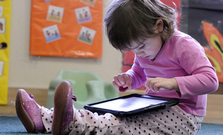 Kurangi Konsumsi Gadget pada Anak dengan 6 Cara Ini