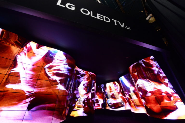 LG Pamer Instalasi Ngarai Raksasa OLED di CES 2018