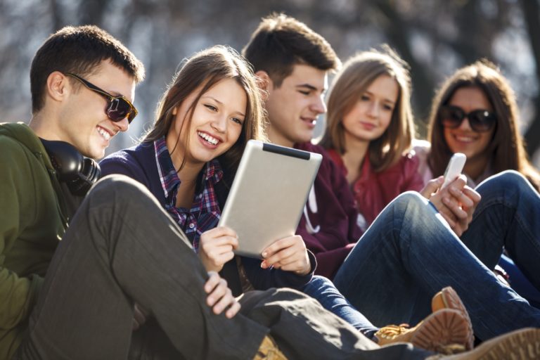 3 Bukti Smartphone Layar Besar Cocok Buat Internetan