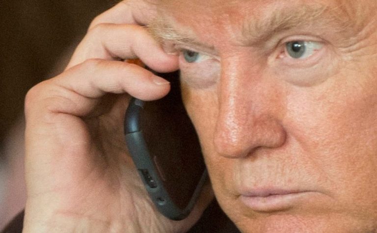 Duh! Trump Sumpahi Washington Post dan NYT di Twitter