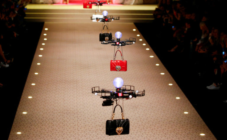 Drone Mulai Gantikan Tugas Peragawati di Atas Catwalk