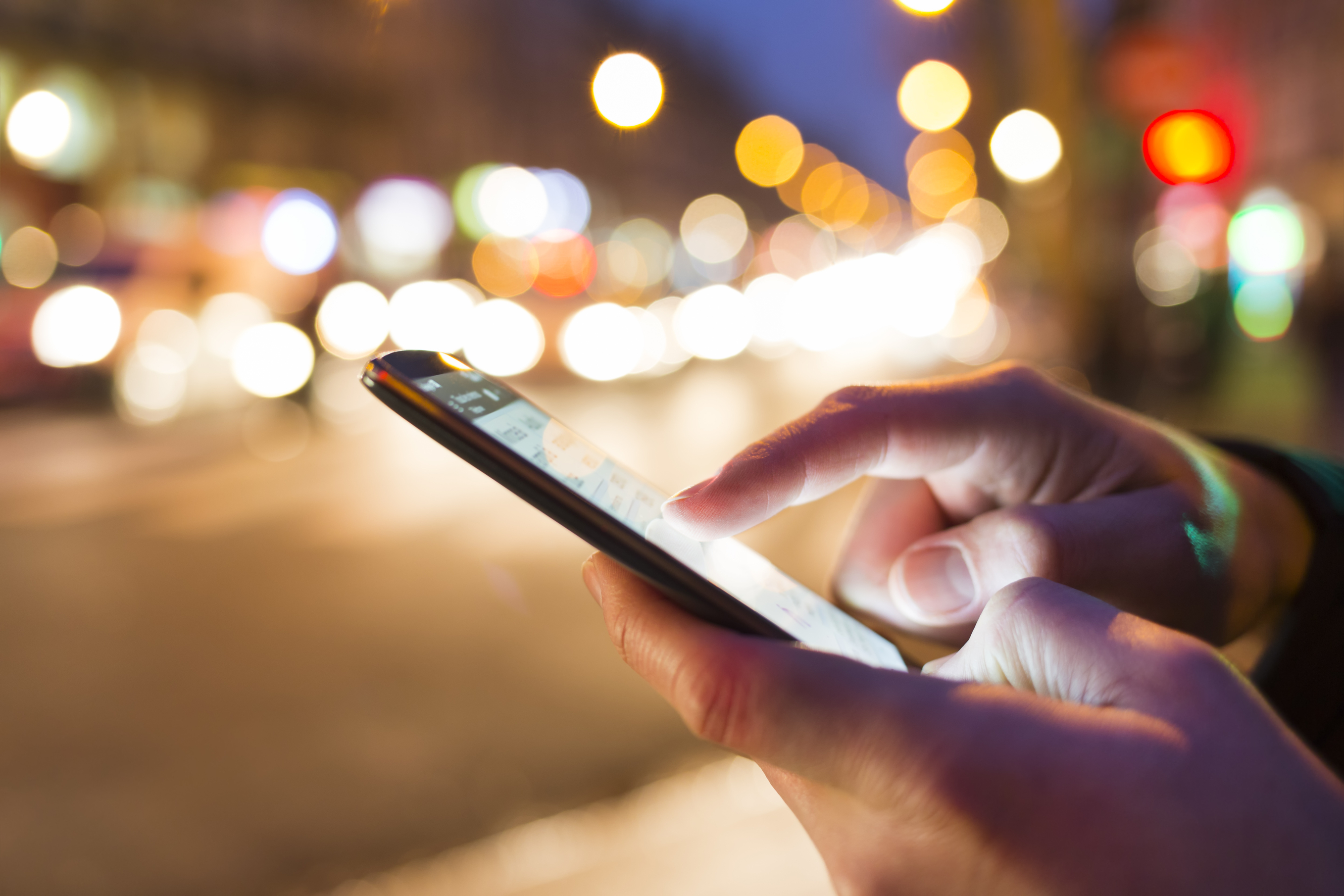smartphoneuseristock.jpg Situs favorit ke layar