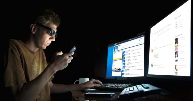 Catat! Berlama-lama di Depan Monitor Tidak Merusak Mata