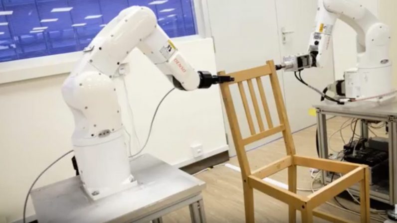 robot-assembly-ikea-chair-1-796x448 rakit perabotan IKEA