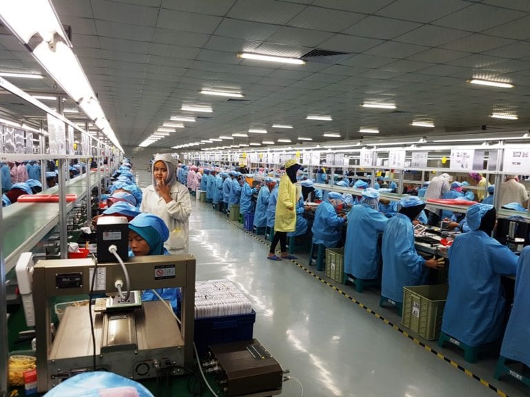 Intip Pabrik Ponsel Advan di Semarang