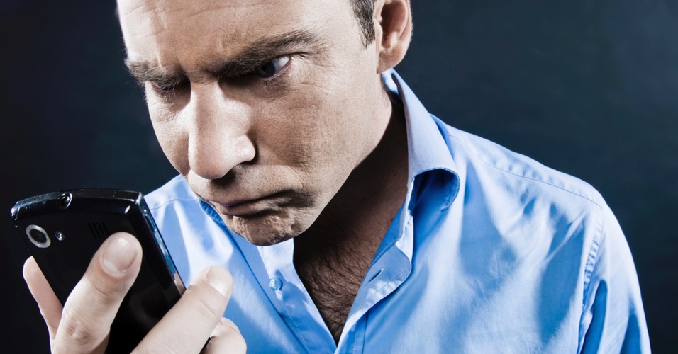 homem-com-raiva-olhando-tela-do-smartphone-1302207012394_956x500