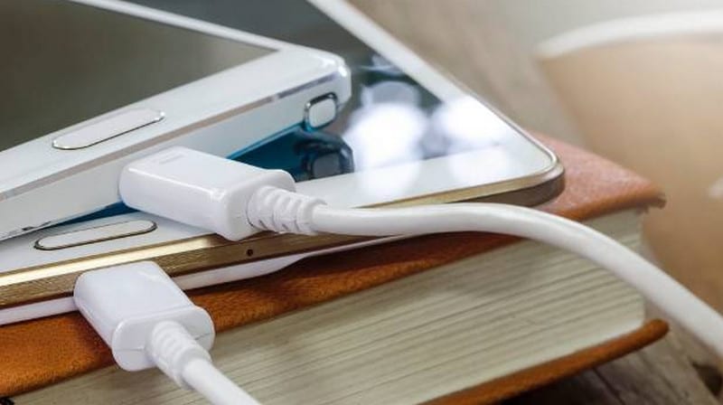 Ngecharge Ponsel