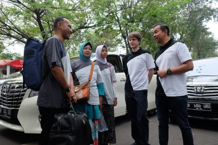 Mewah! Penjual Pulsa XL Mudik Naik Mobil Alphard