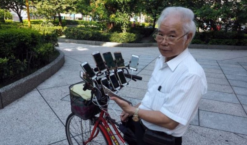 Kakek main Pokemon Go dengan 11 ponsel