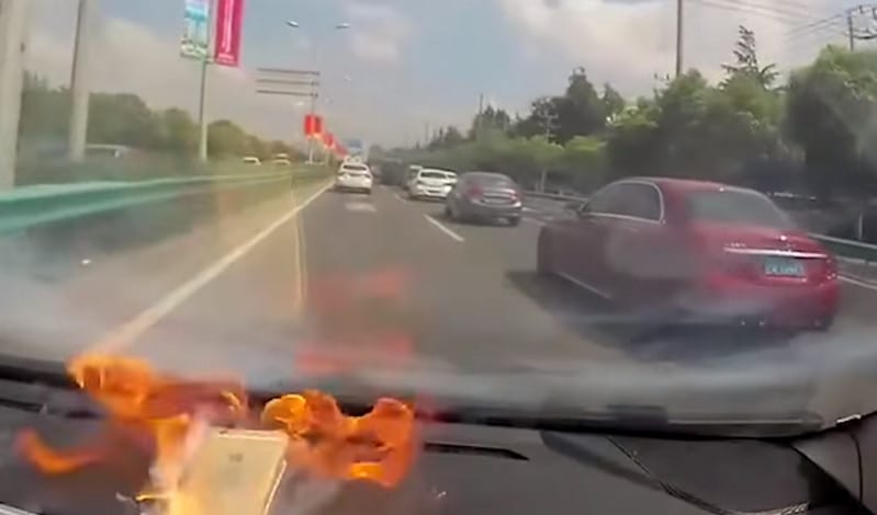 iPhone terbakar di mobil