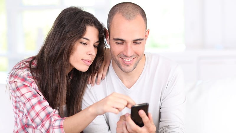 Young Couple Shopping with Smartphone Gebetan Makin Naksir