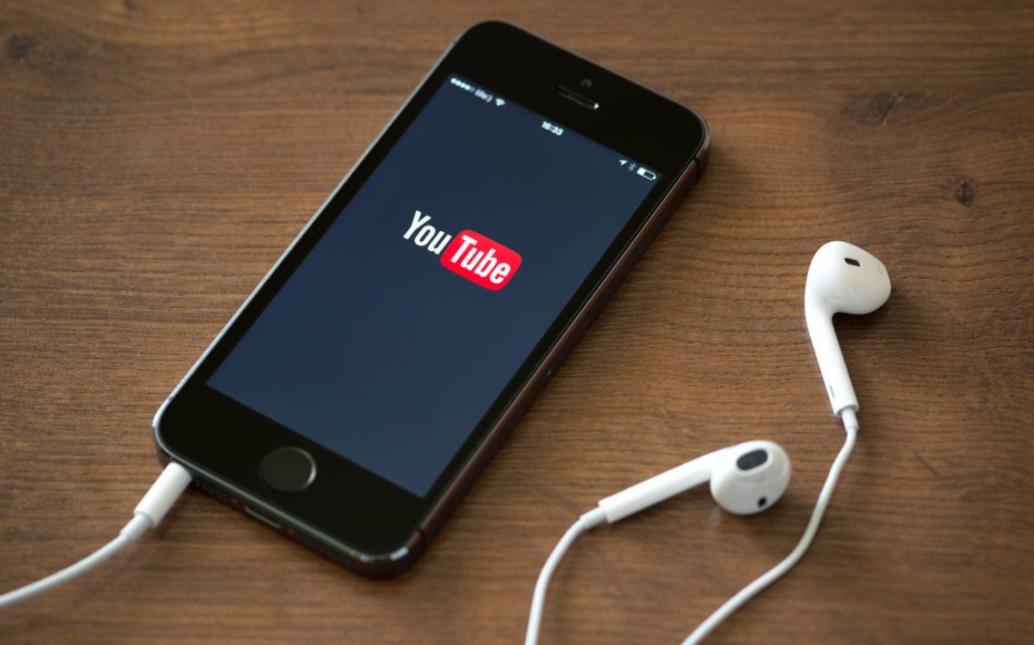 YouTube application on Apple iPhone 5S Iklan YouTube