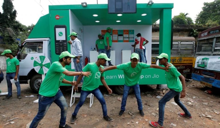 WhatsApp Kampanye Anti Hoax di Jalanan India  