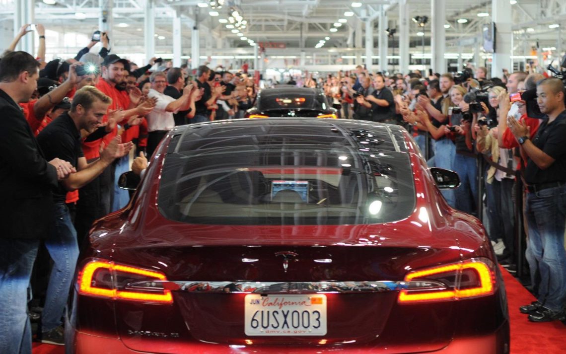 Karyawan Tesla Penjualan mobil listrik