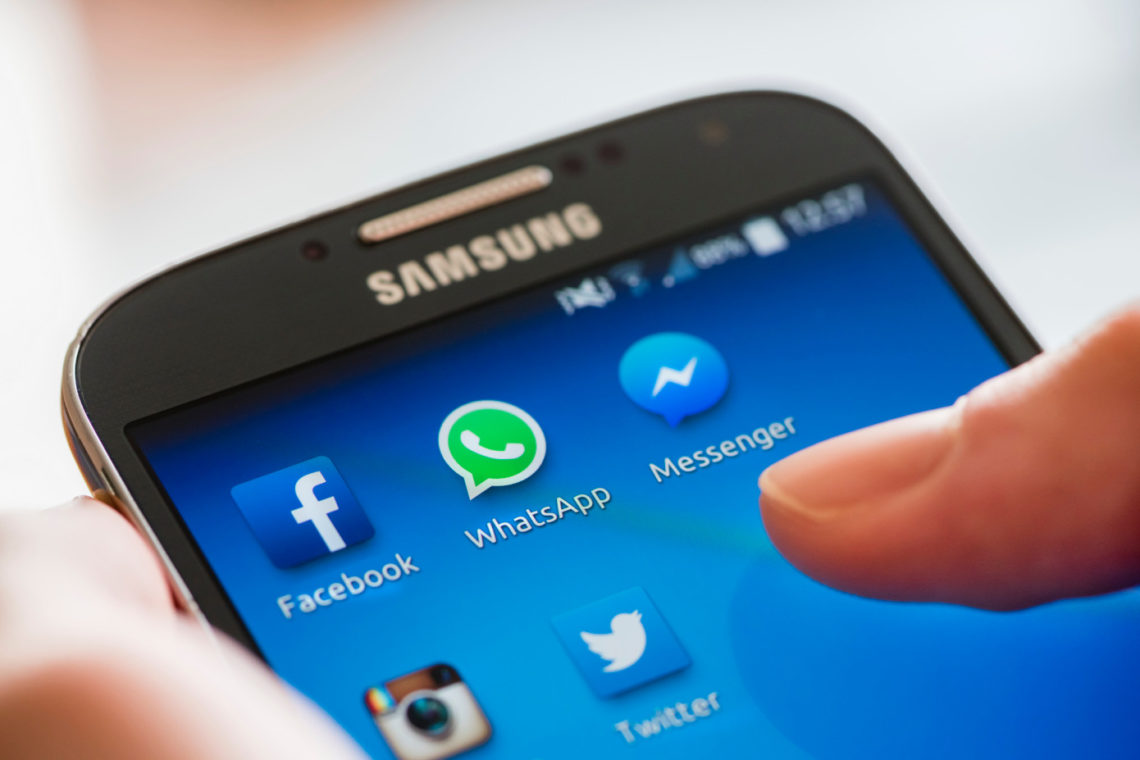 Facebook, WhatsApp and Messenger on smartphone Keamanan data pengguna