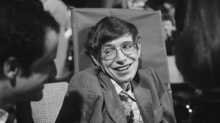 Kursi Roda dan Tesis Stephen Hawking Terjual Rp15 Miliar