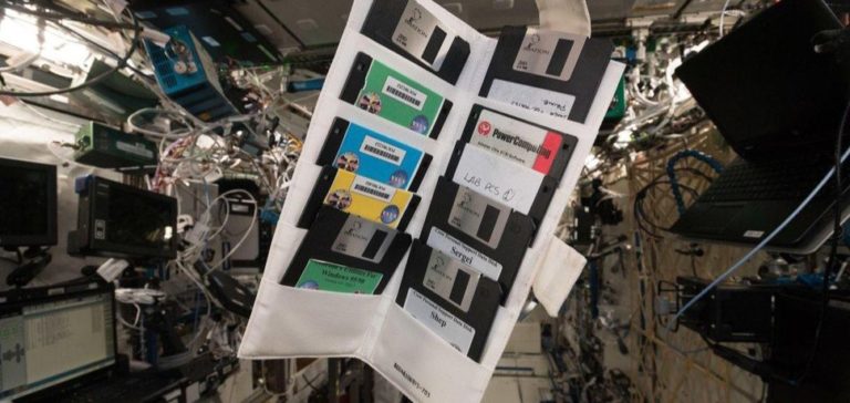 Astronot ISS Temukan Floppy Disk di Luar Angkasa