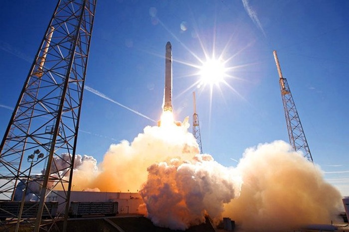 Roket SpaceX Lakukan Misi Keamanan Pertama untuk AS
