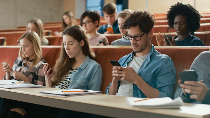 Studi: Pelajar Lebih Pilih Smartphone Ketimbang Makanan