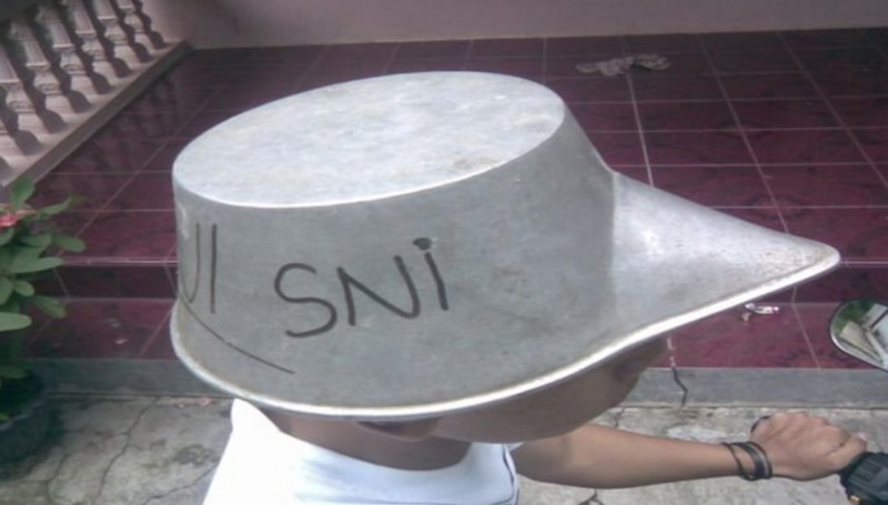 Helm nyeleneh