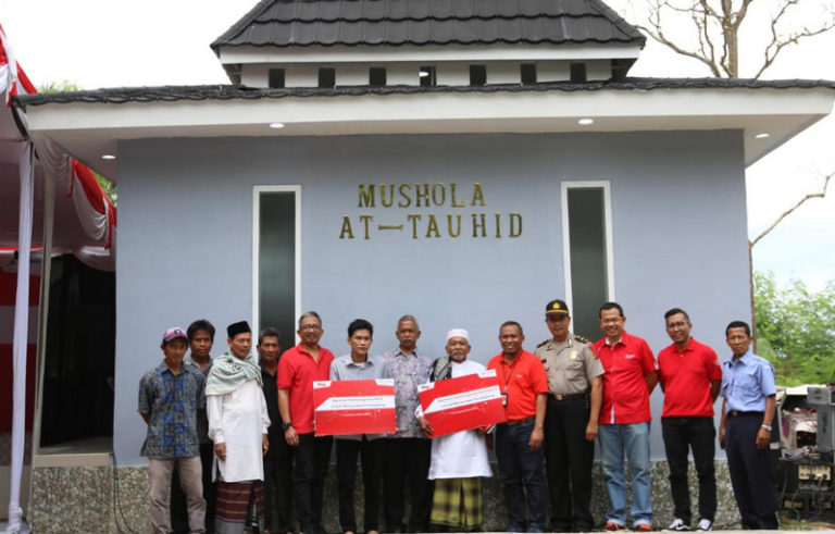 Telkomsel Bantu Fasilitas MCK dan Mushola untuk Warga Pandeglang