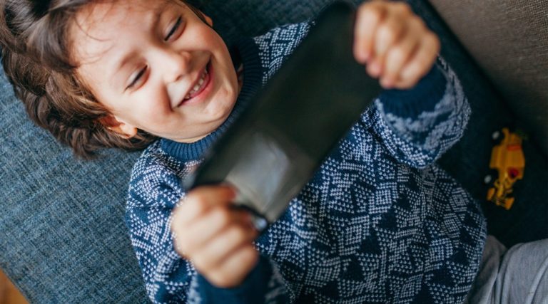 Jangan Keseringan, Yuk Kenali 4 Bahaya Main Game Online!