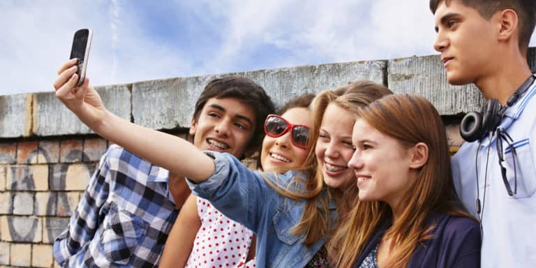 Demi Foto Selfie, Perempuan Ini Jatuh dari Tebing