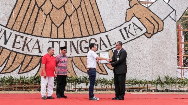Extramarks Pecahkan Rekor Dunia Gapura Garuda Pancasila