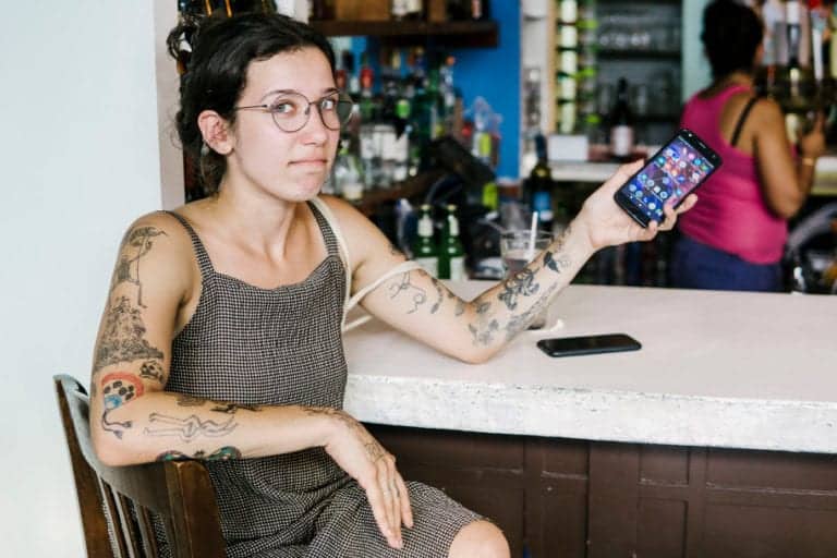 Anti-Android, Desainer Cantik Pilih Kencan dengan Apple Fanboy