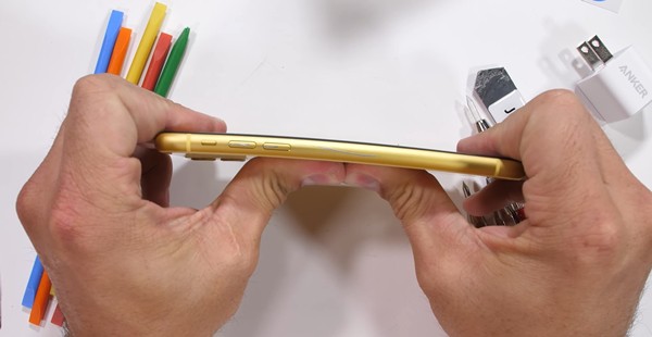 iPhone 11 JerryRigEverything