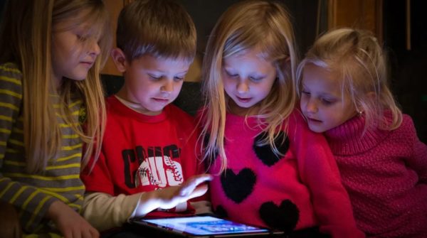 Ilustrasi Anak Gadget bermain Gadget perkembangan otak anak