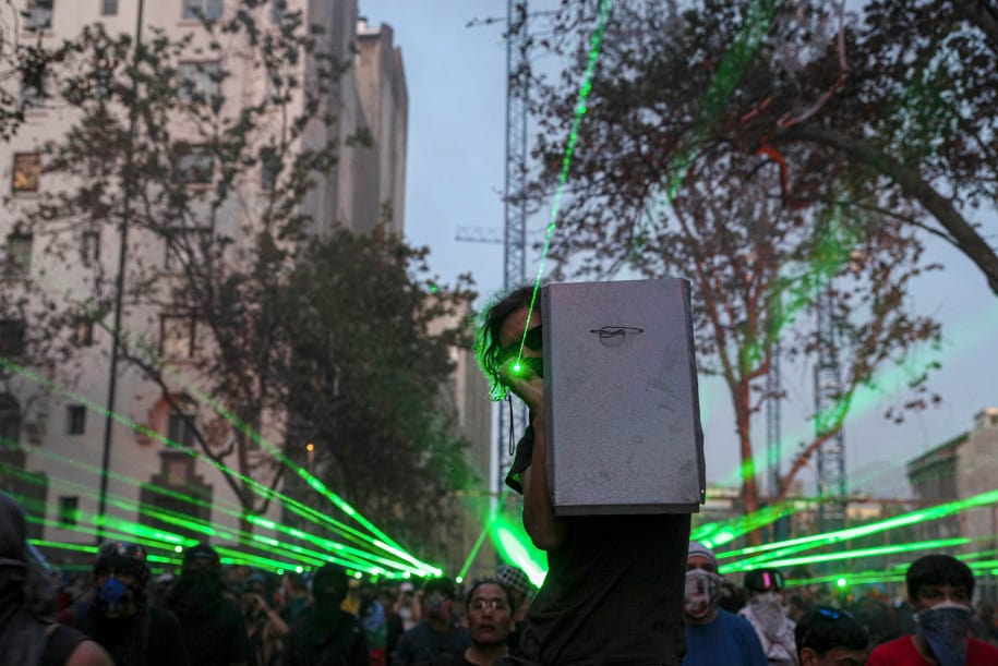 laser-pointers-0272 drone polisi Demonstran di Chili