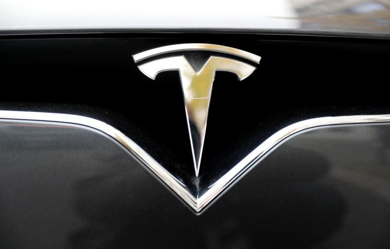 Gara-gara Sistem Autopilot, Mobil Listrik Tesla Tabrak Mobil Polisi