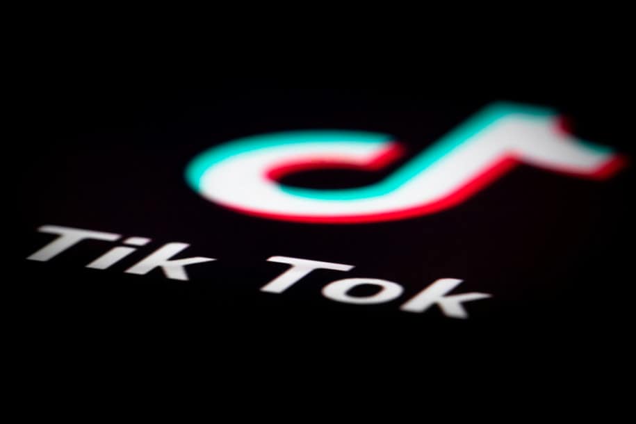tik-tok-users-01 Tiktok membatasi akses penyandang cacat