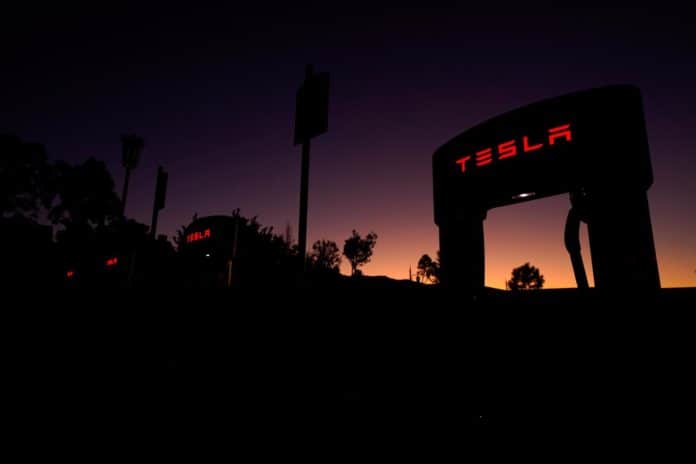 s2.reutersmedia.net Tesla digugat rasisme