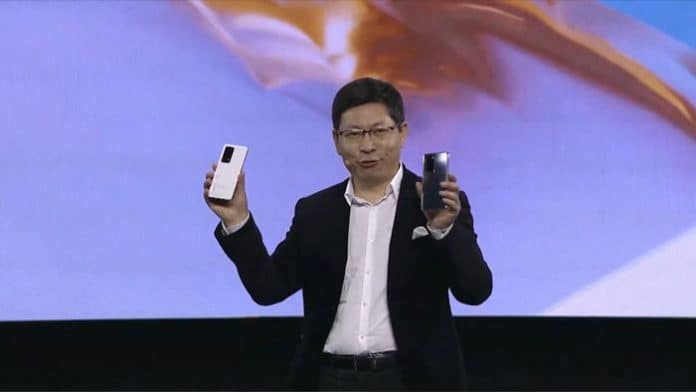 Huawei P40 Series (2) Richard Yu memegang Huawei P40 tanpa Google Mobile Service