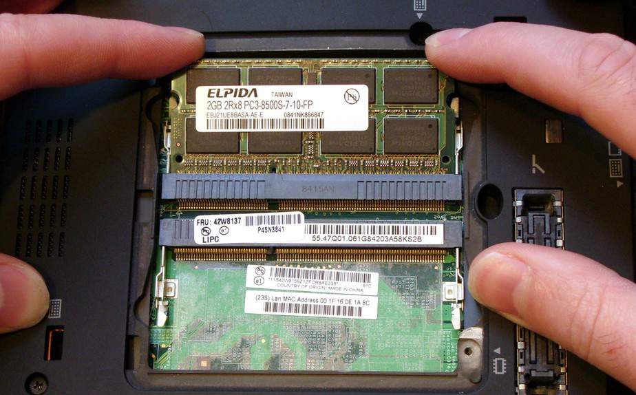 ram kapasitas besar mengatasi laptop lemot