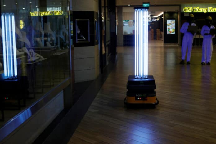 2020-05-21t080128z_492050196_rc2wsg9e77zo_rtrmadp_3_health-coronavirus-singapore-robot-1