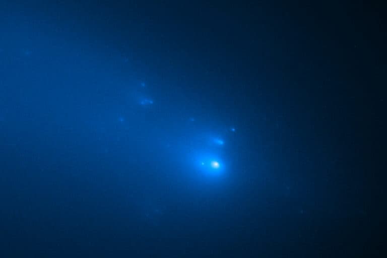 Teleskop Hubble komet
