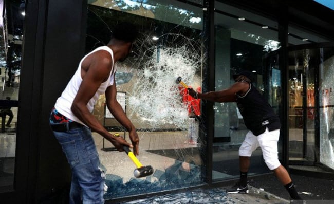 Apple Store Dijarah