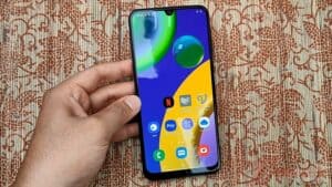 4. Review Samsung Galaxy M21