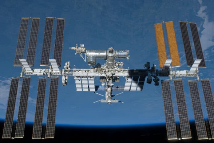 Stasiun luar angkasa ISS renovasi