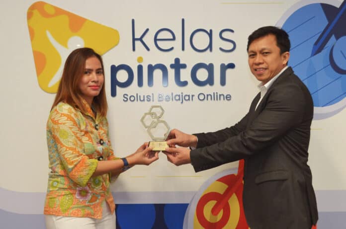Foto 3 - KP Menerima Piala Selular Award