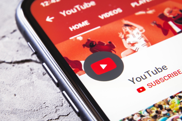 YouTube App icon channel on iPhone XR Teknologi AI Video Youtube