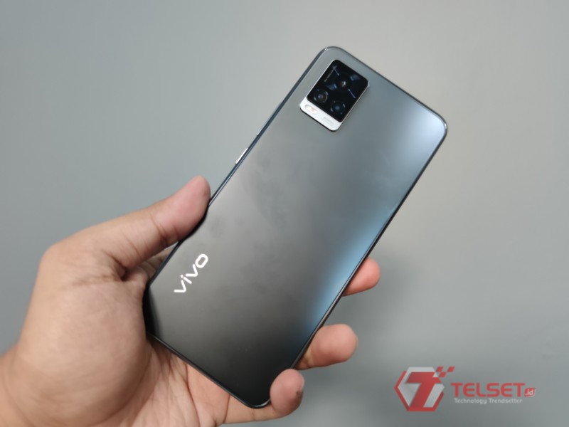 Perbandingan Realme 7 Pro Vivo V20