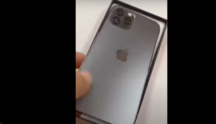 Unboxing iPhone 12