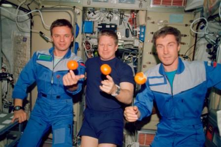 astronot di luar angkasa